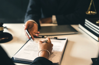 Rêve d'expatriation en télétravail : Dois-je suspendre le contrat de travail de mon salarié ?