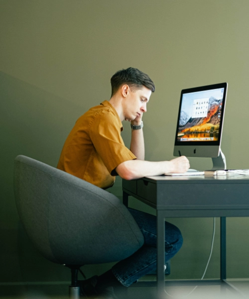 Z qui travaille sur son ordinateur