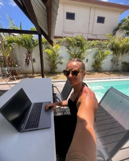 Holiworker en télétravail au bord de la piscine